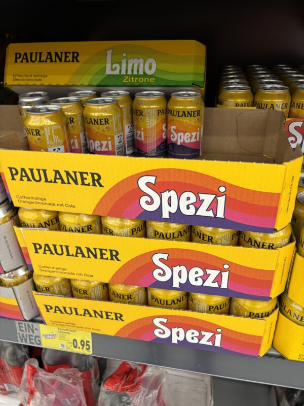 Spezi blikken in de supermarkt.