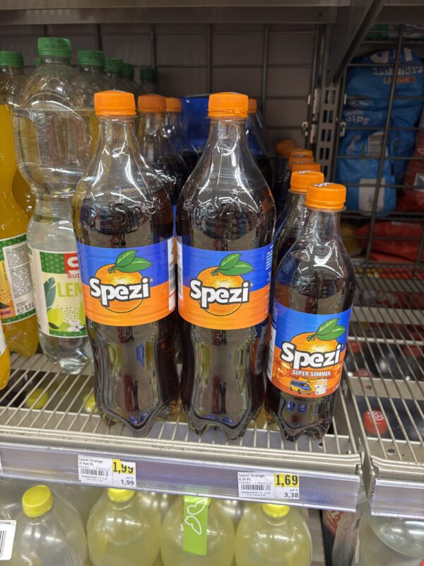 Spezi flesjes in de supermarkt.